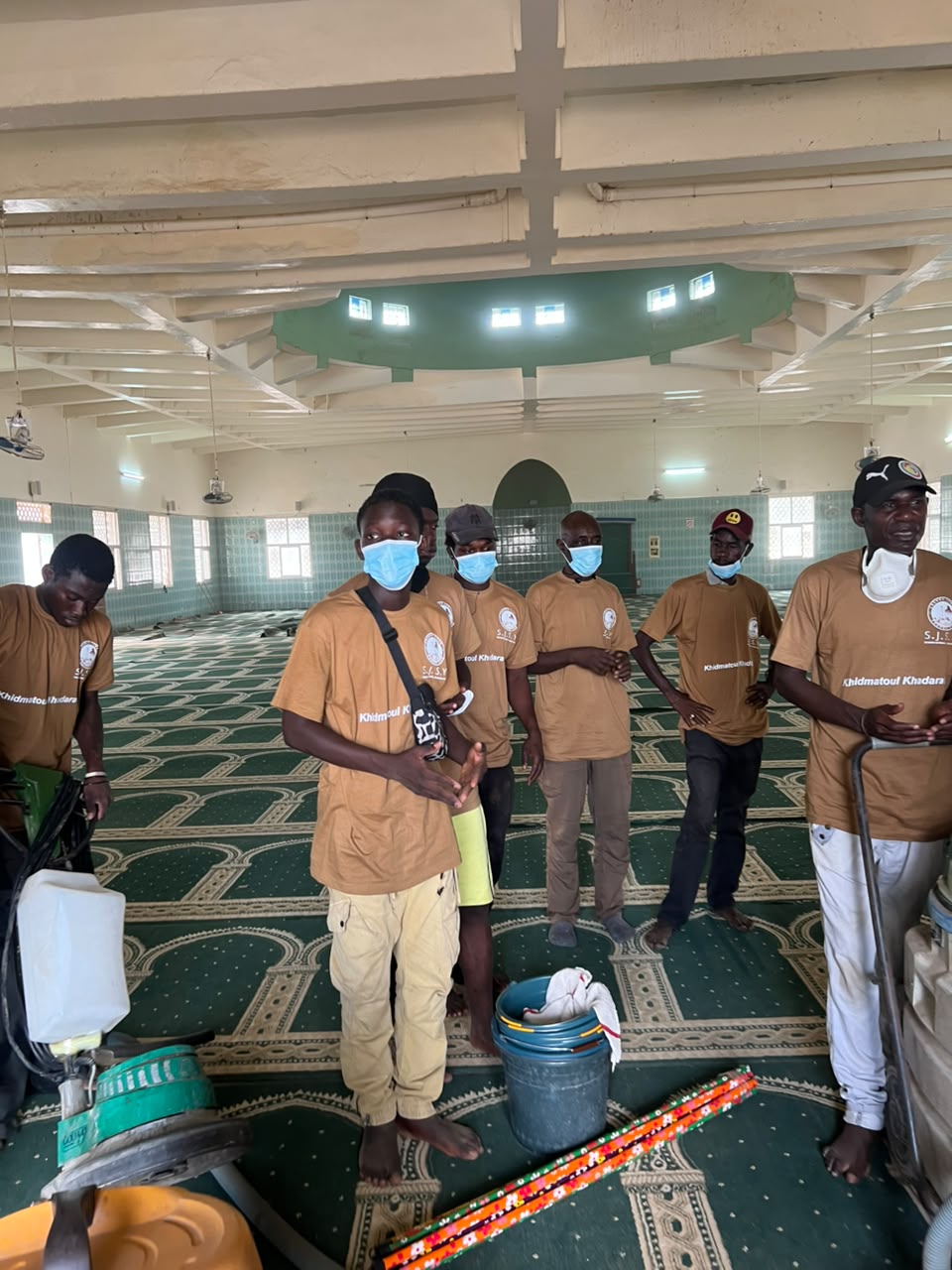 L’équipe SJSY réunie dans la mosquée avec son matériel de nettoyage