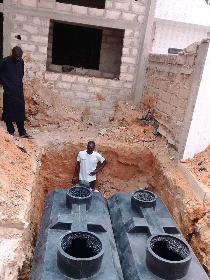 Pose de deux fosses septiques sur un chantier